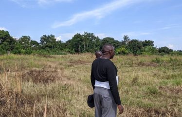 Land for sale Janda, located  300 meters from the tarmac, beyond Busiika town.